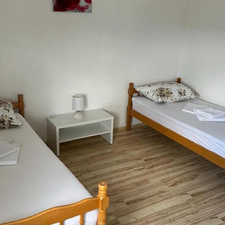 Apartman Malekin Apartment Prozor Exterior foto