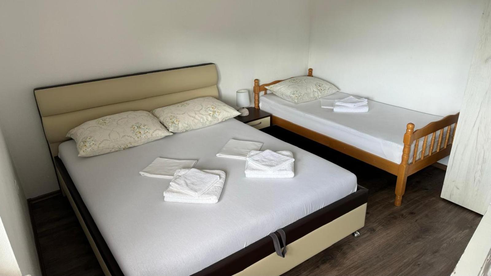 Apartman Malekin Apartment Prozor Exterior foto