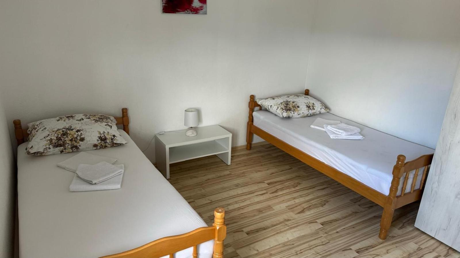 Apartman Malekin Apartment Prozor Exterior foto